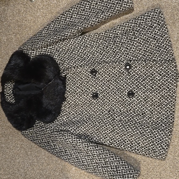 Elegant Black and White Women's Coat With Genuine Fur Collar - Picture 5 of 5
